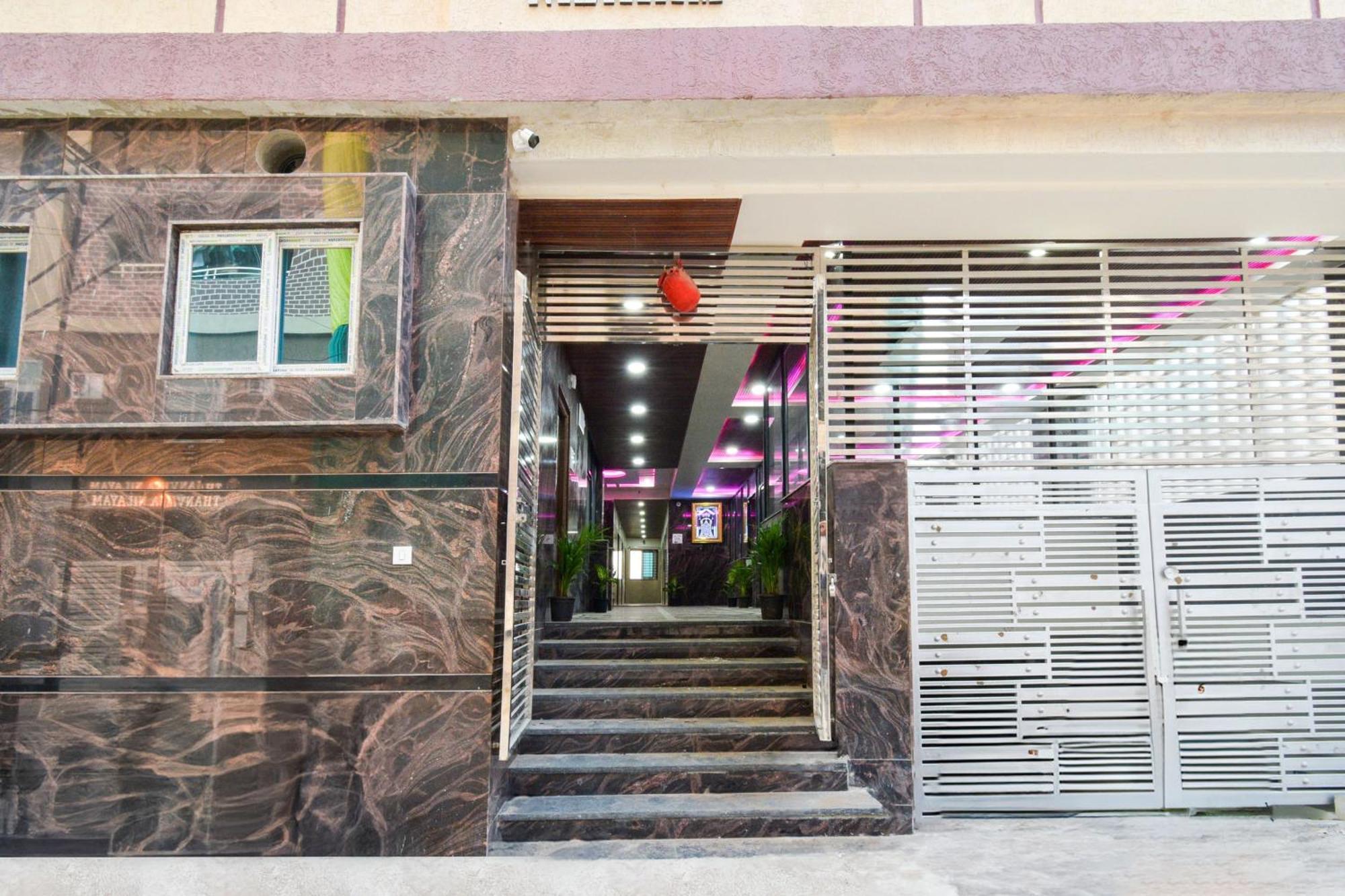Super Townhouse Kokapet Formerly Aarian Tej Nilayam Gundipet 외부 사진
