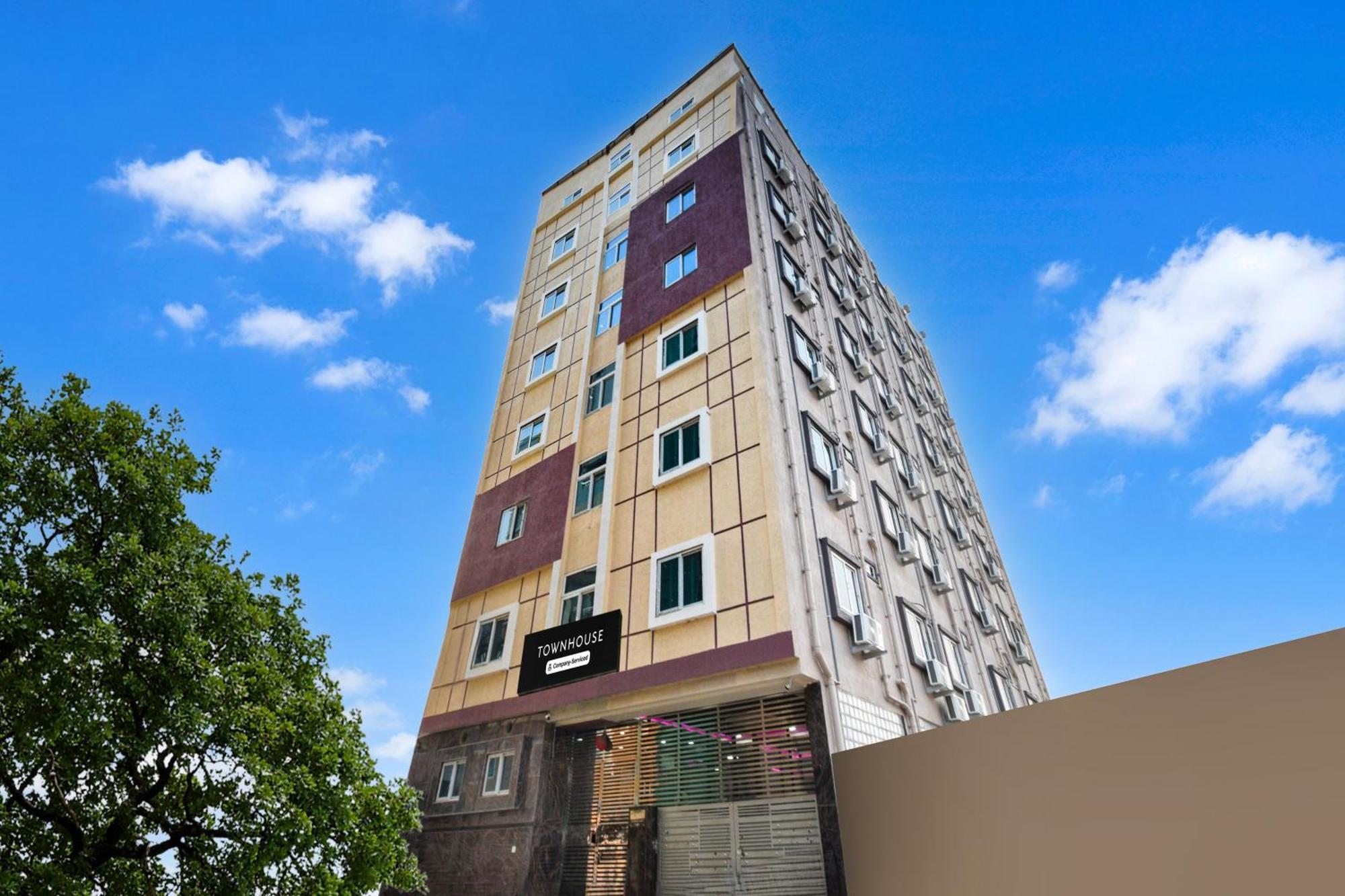 Super Townhouse Kokapet Formerly Aarian Tej Nilayam Gundipet 외부 사진