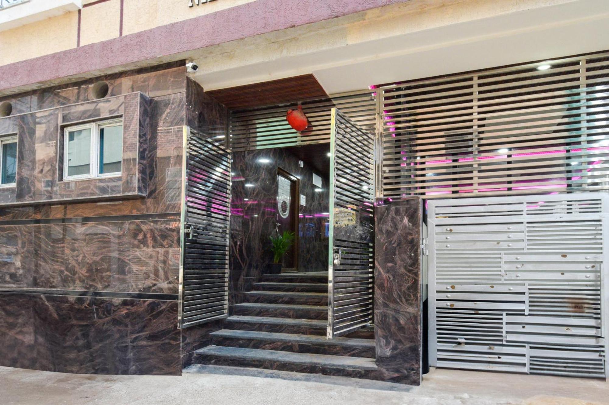 Super Townhouse Kokapet Formerly Aarian Tej Nilayam Gundipet 외부 사진
