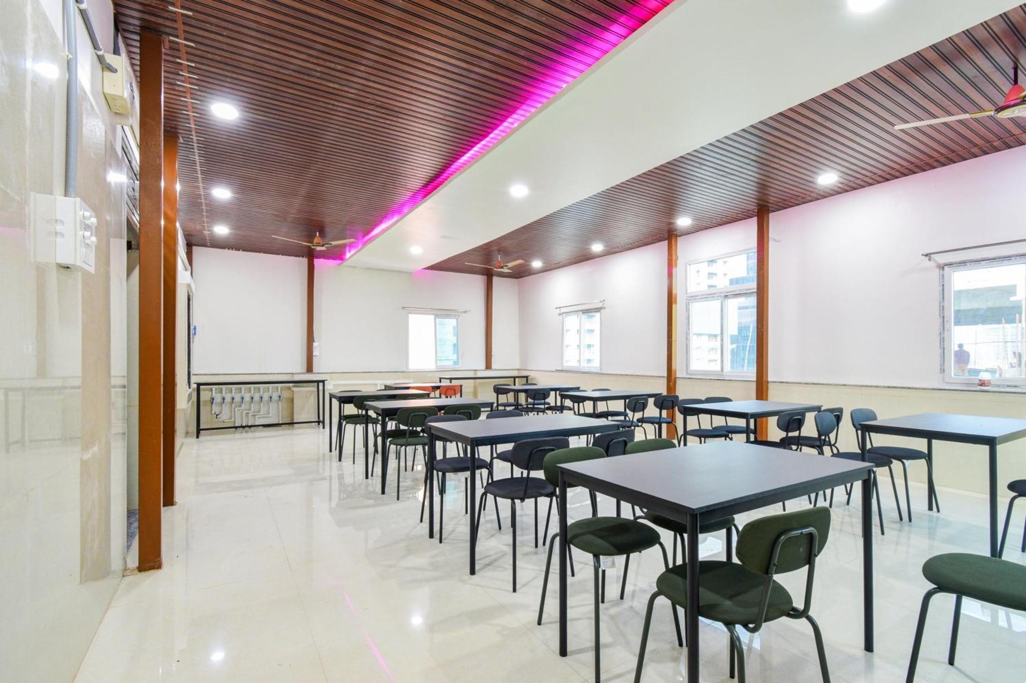 Super Townhouse Kokapet Formerly Aarian Tej Nilayam Gundipet 외부 사진