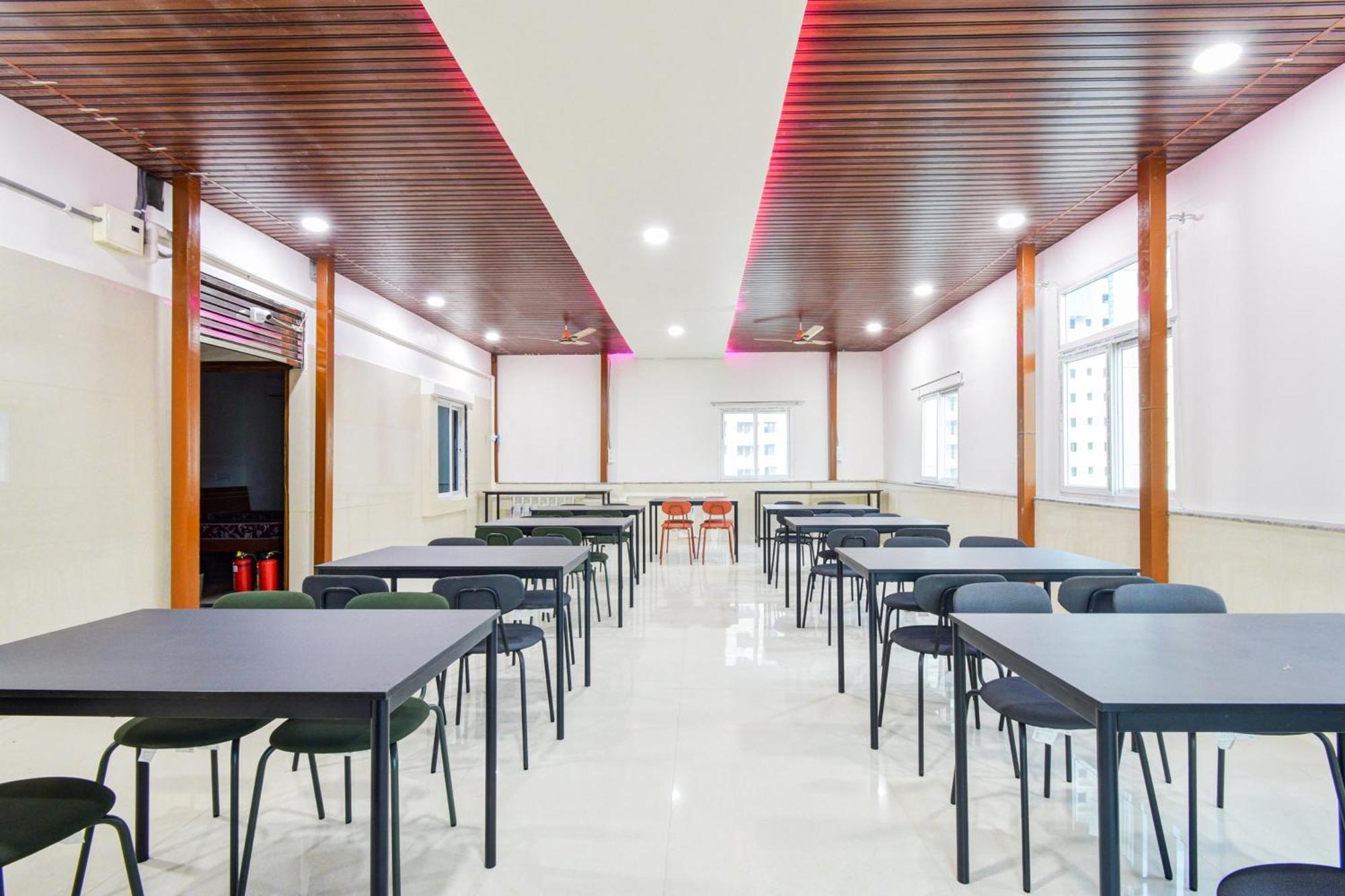 Super Townhouse Kokapet Formerly Aarian Tej Nilayam Gundipet 외부 사진