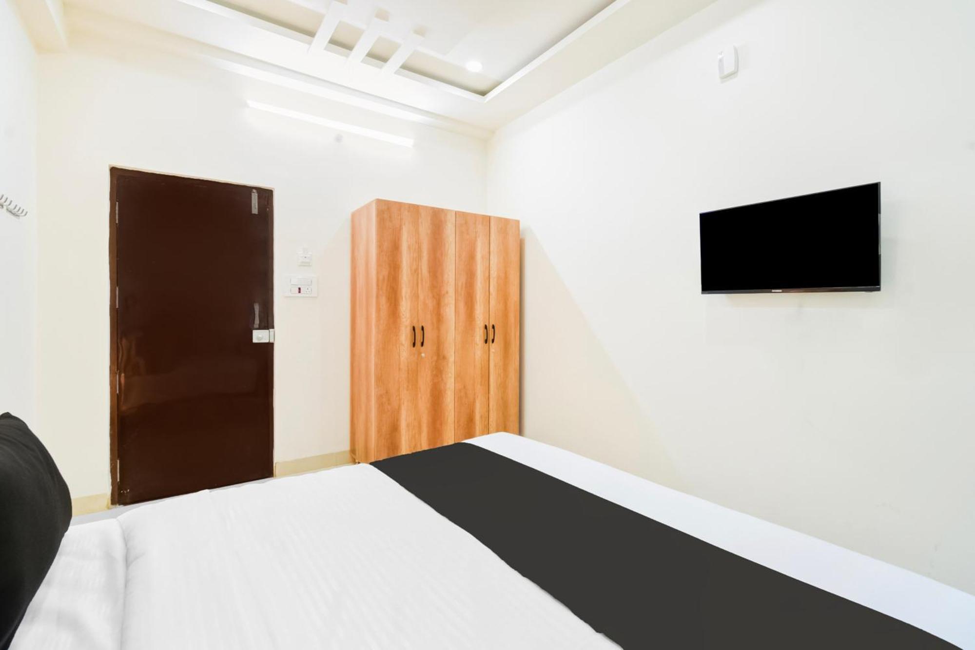Super Townhouse Kokapet Formerly Aarian Tej Nilayam Gundipet 외부 사진