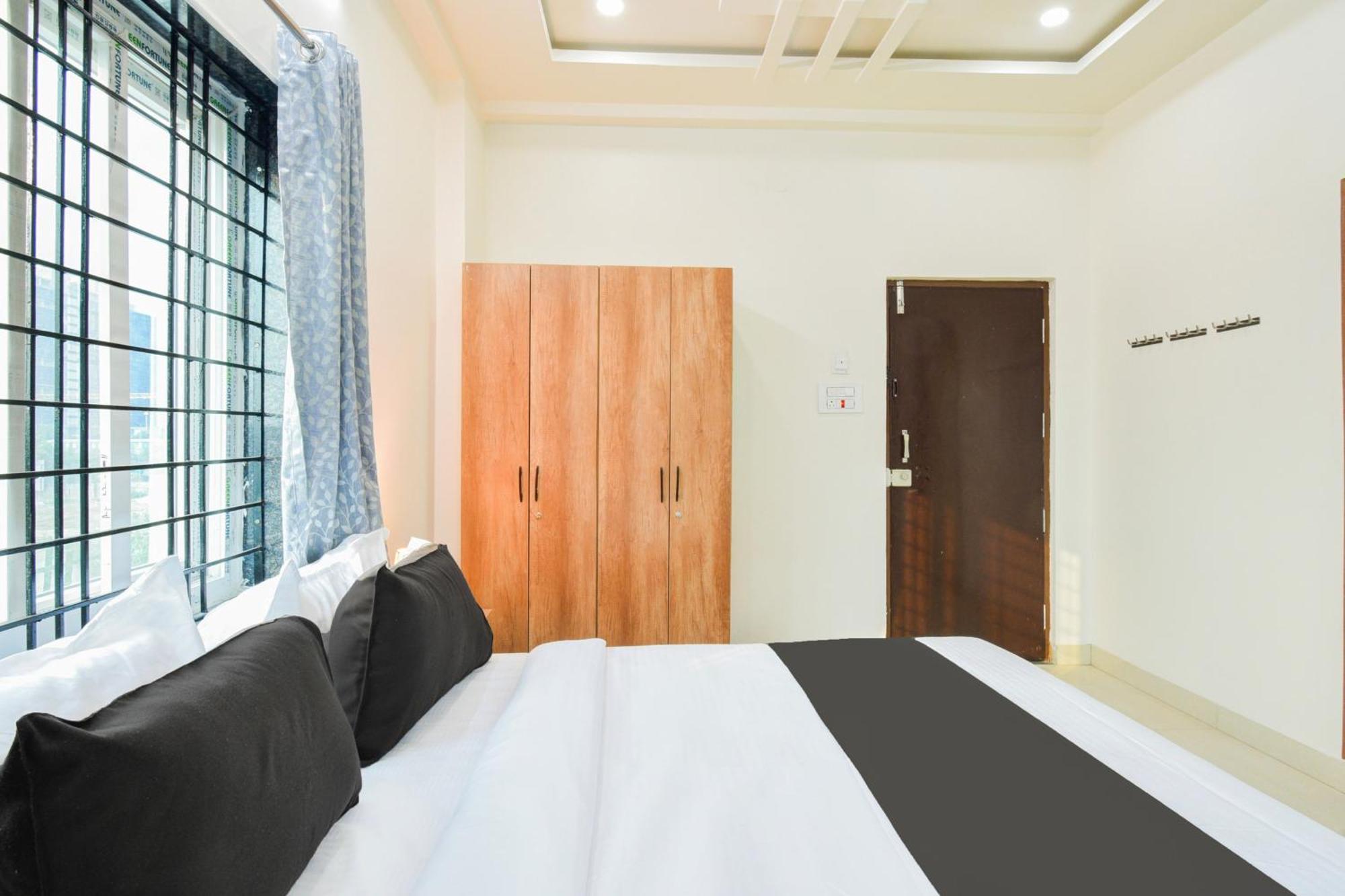 Super Townhouse Kokapet Formerly Aarian Tej Nilayam Gundipet 외부 사진