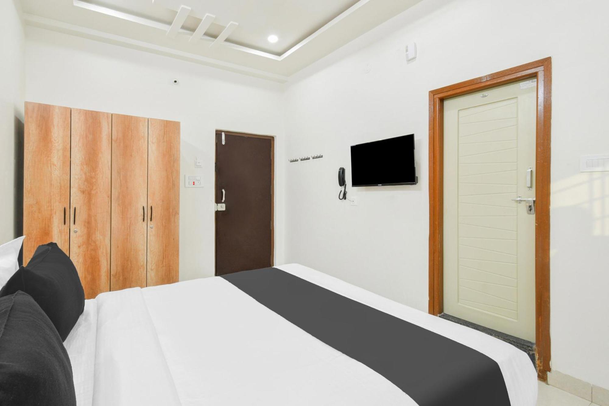 Super Townhouse Kokapet Formerly Aarian Tej Nilayam Gundipet 외부 사진