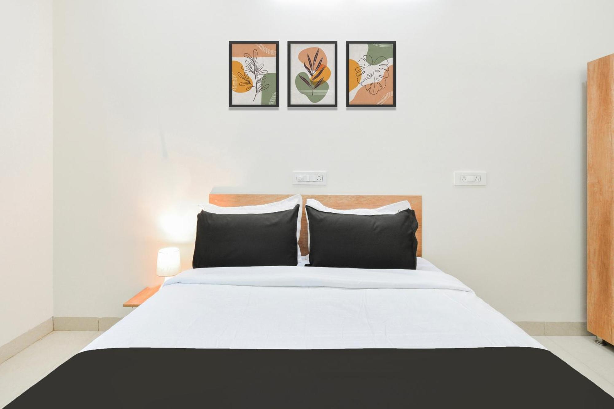 Super Townhouse Kokapet Formerly Aarian Tej Nilayam Gundipet 외부 사진