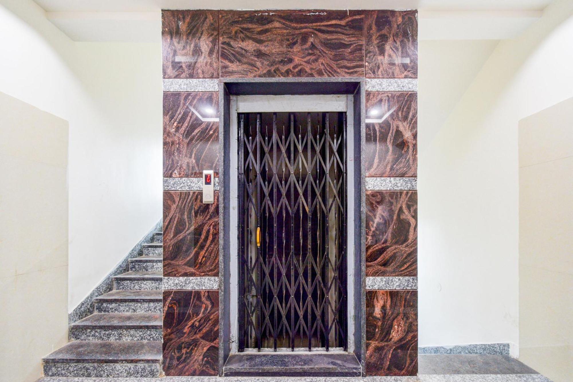 Super Townhouse Kokapet Formerly Aarian Tej Nilayam Gundipet 외부 사진