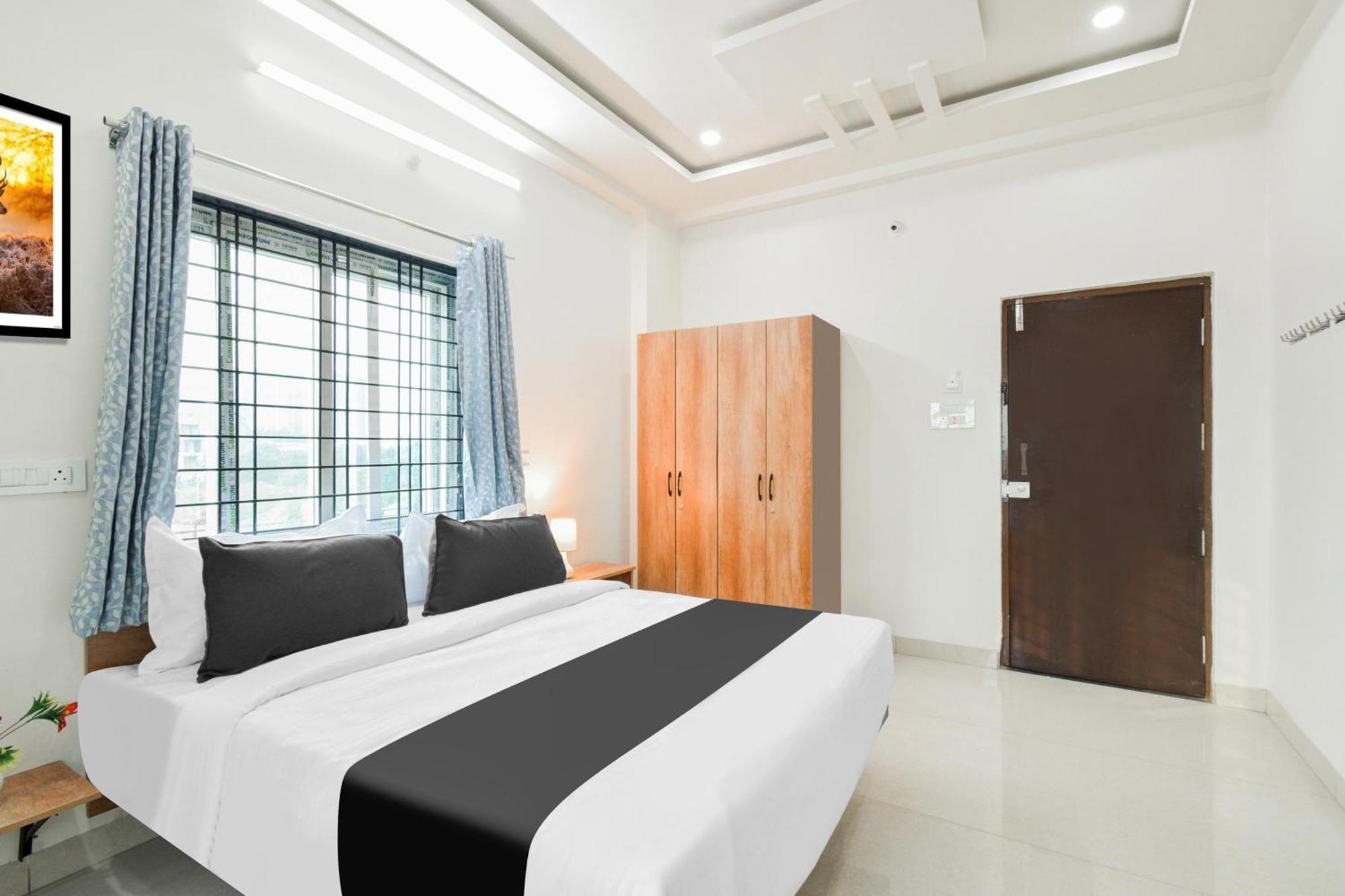 Super Townhouse Kokapet Formerly Aarian Tej Nilayam Gundipet 외부 사진
