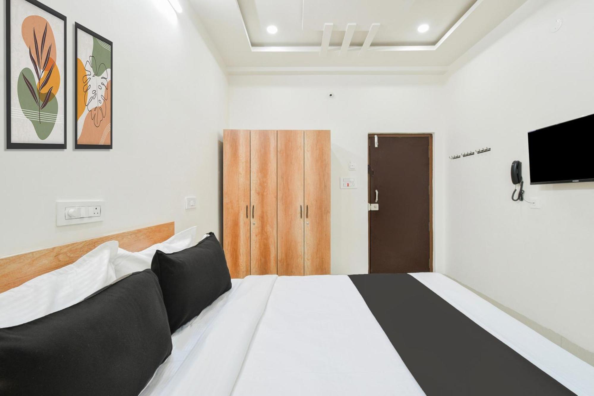 Super Townhouse Kokapet Formerly Aarian Tej Nilayam Gundipet 외부 사진